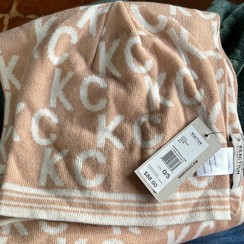 Kenneth Cole scarf and hat gift set